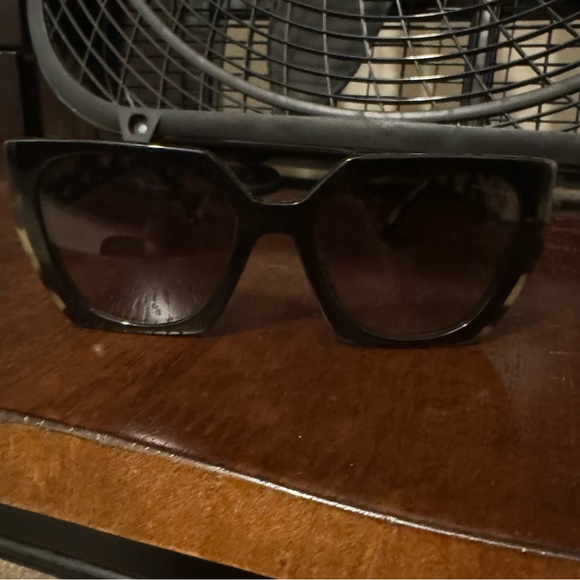 Prada women’s sunglassess - Picture 3 of 7